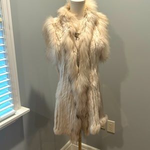 Rabbit fur / knit mid-length vest.